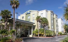 Days Inn & Suites By Wyndham Fort Pierce I-95