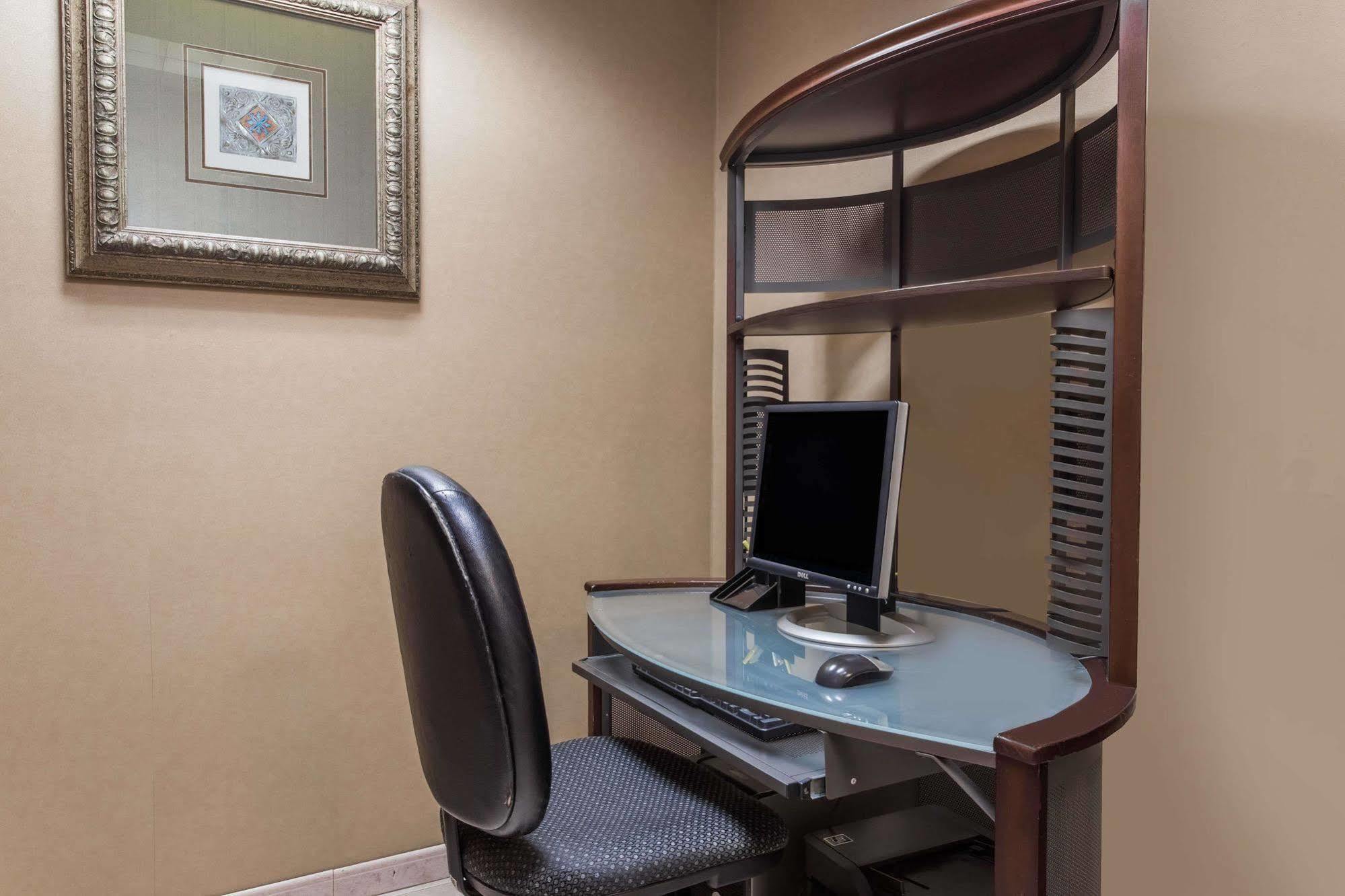 Days Inn & Suites By Wyndham Fort Pierce I-95 Esterno foto